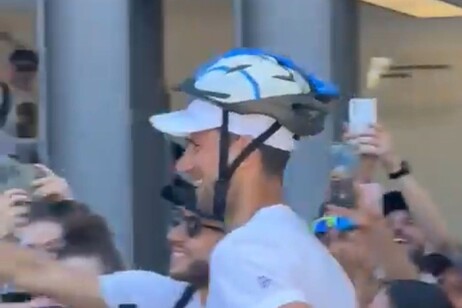 Internazionali:Djokovic scherza, selfie e autografi con il casco